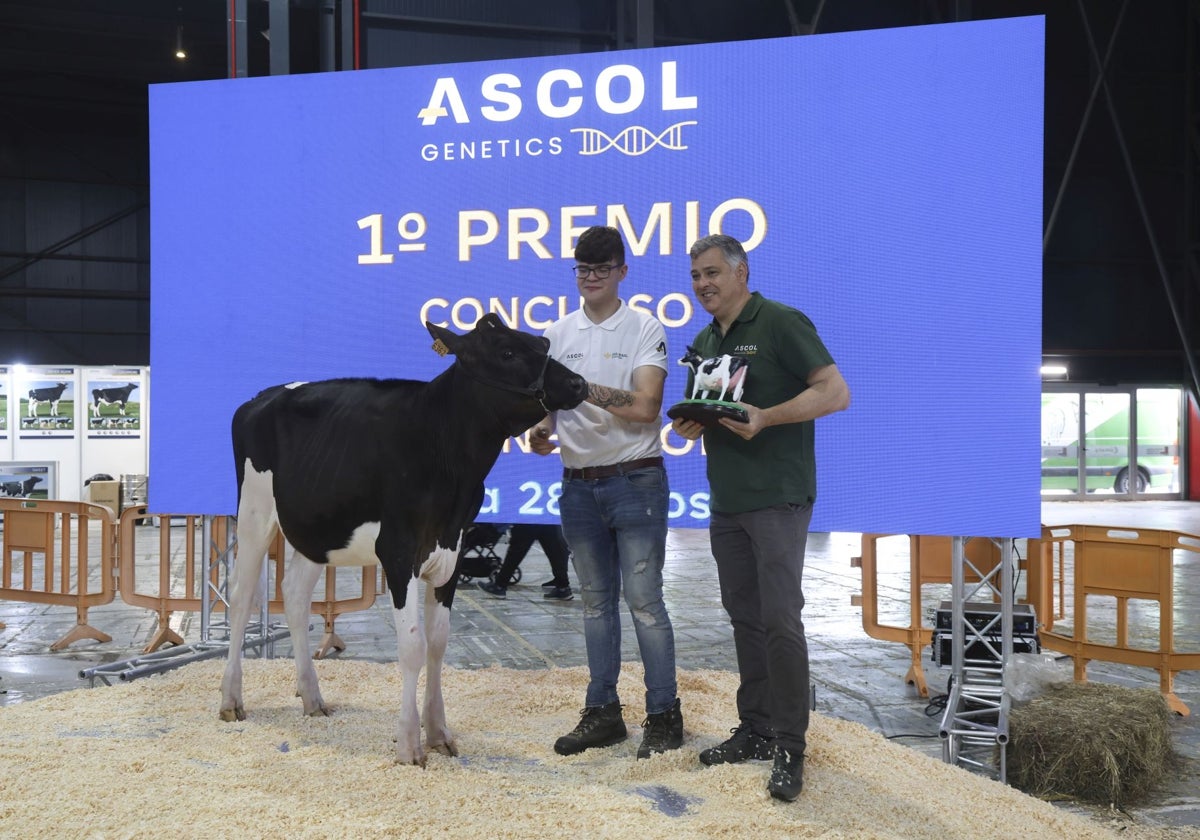 Asier Fernández, de la ganadería El Perrito, recoge el premio al mejor manejador juvenil.