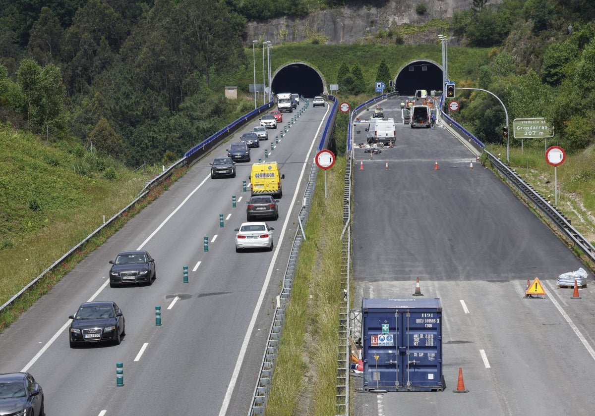 Obras sobre uno de los viauctos, mientras todo el tráfico se concentra en el otro.
