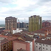 Vista de la torre Sur con andamios en sus fachadas y la torre Norte aún sin ellos en una imagen reciente.