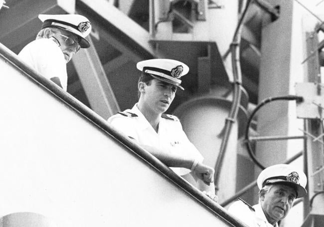 El entonces Príncipe Felipe, a bordo del portaaviones 'Príncipe de Asturias'' a su llegada en 1989 a El Musel.