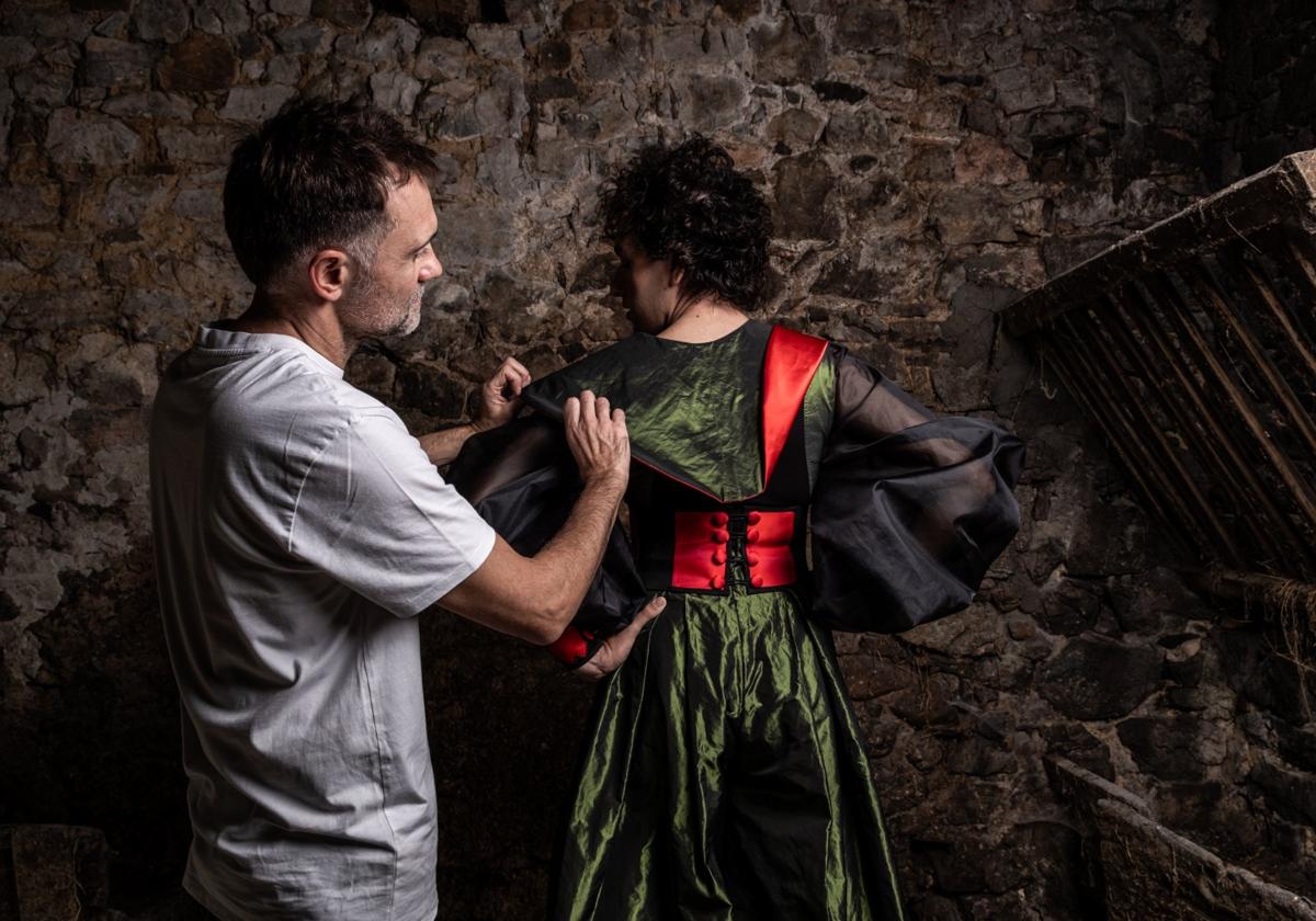 'Raíces' del traje . Hecho en tafetán de seda .