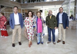 Enrique García y Marcos Álvarez (Reneergy) flanquean a Flor y Nieves (esposa y suegra de Alfredo Suárez), junto al escalador Manuel Taibo.