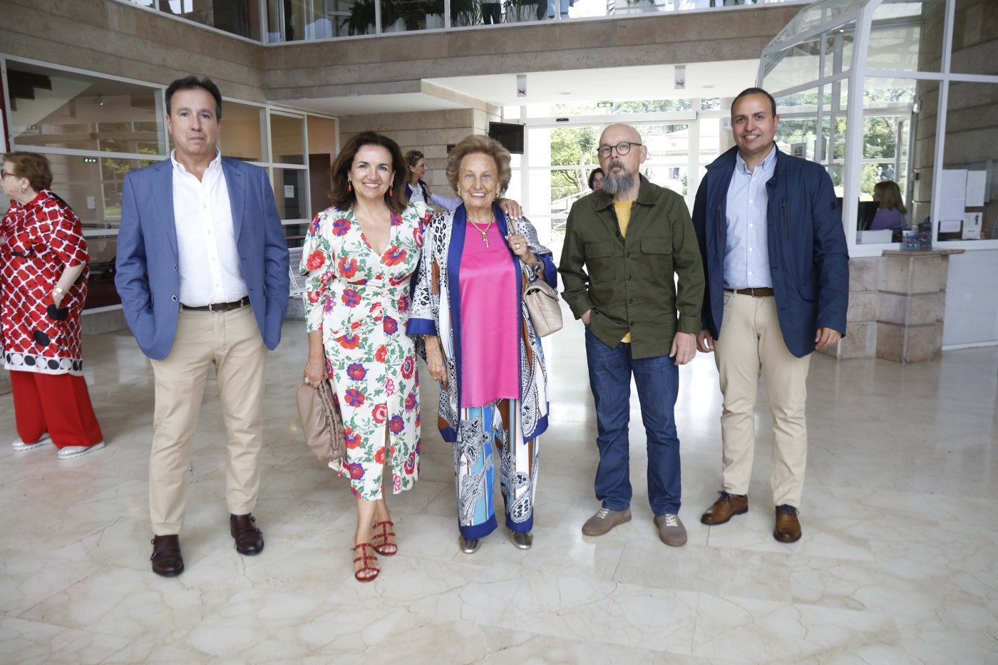 Enrique García y Marcos Álvarez (Reneergy) flanquean a Flor y Nieves (esposa y suegra de Alfredo Suárez), junto al escalador Manuel Taibo.