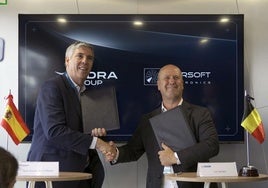 El CEO de Indra, José Vicente de los Mozos, y el de Intersoft Electronics, Luc Swieten, en la firma del acuerdo entre ambas, ayer, en París .