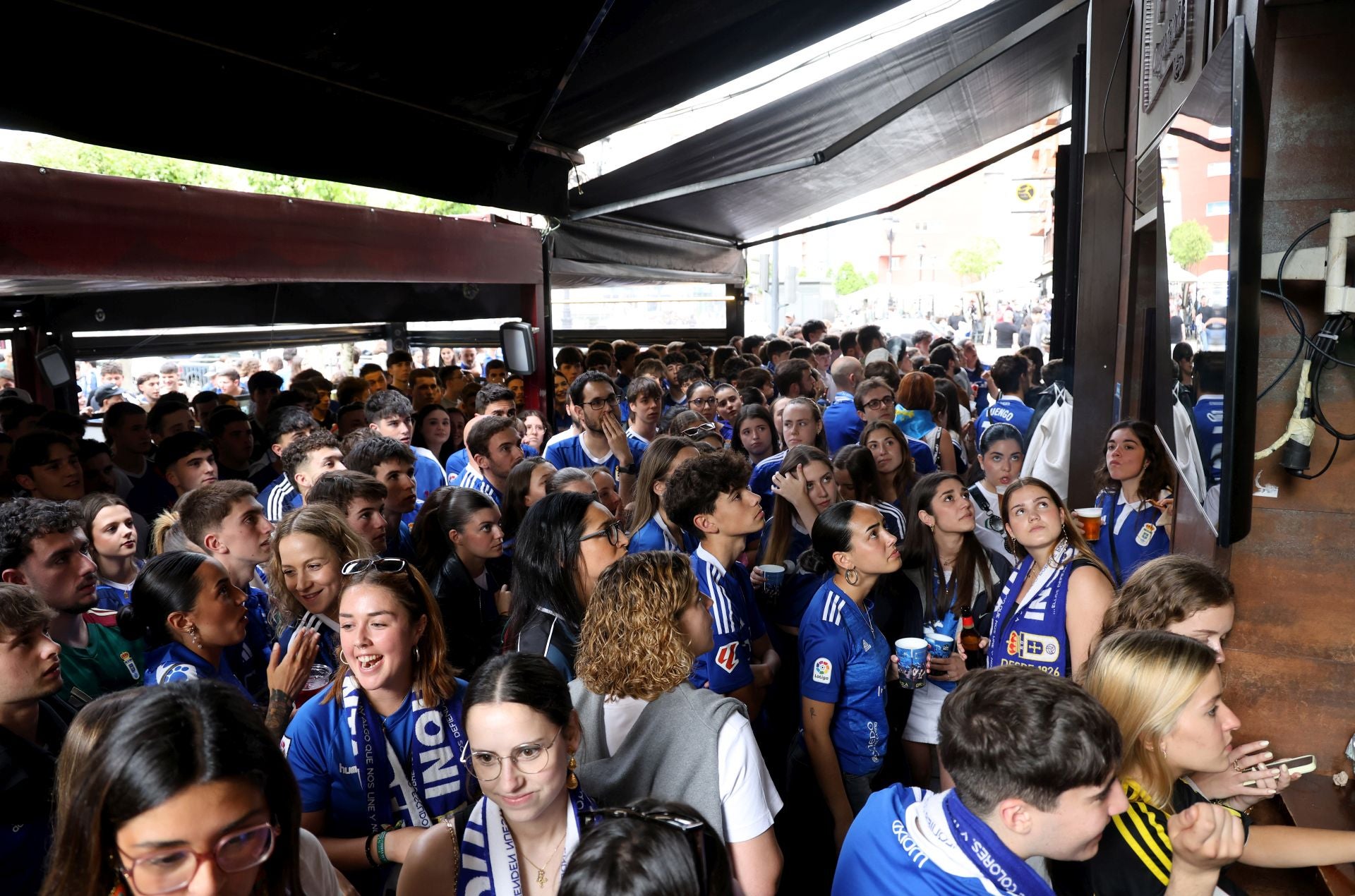 Nervios a flor de piel en los bares de Oviedo durante el Mirandés - Real Oviedo