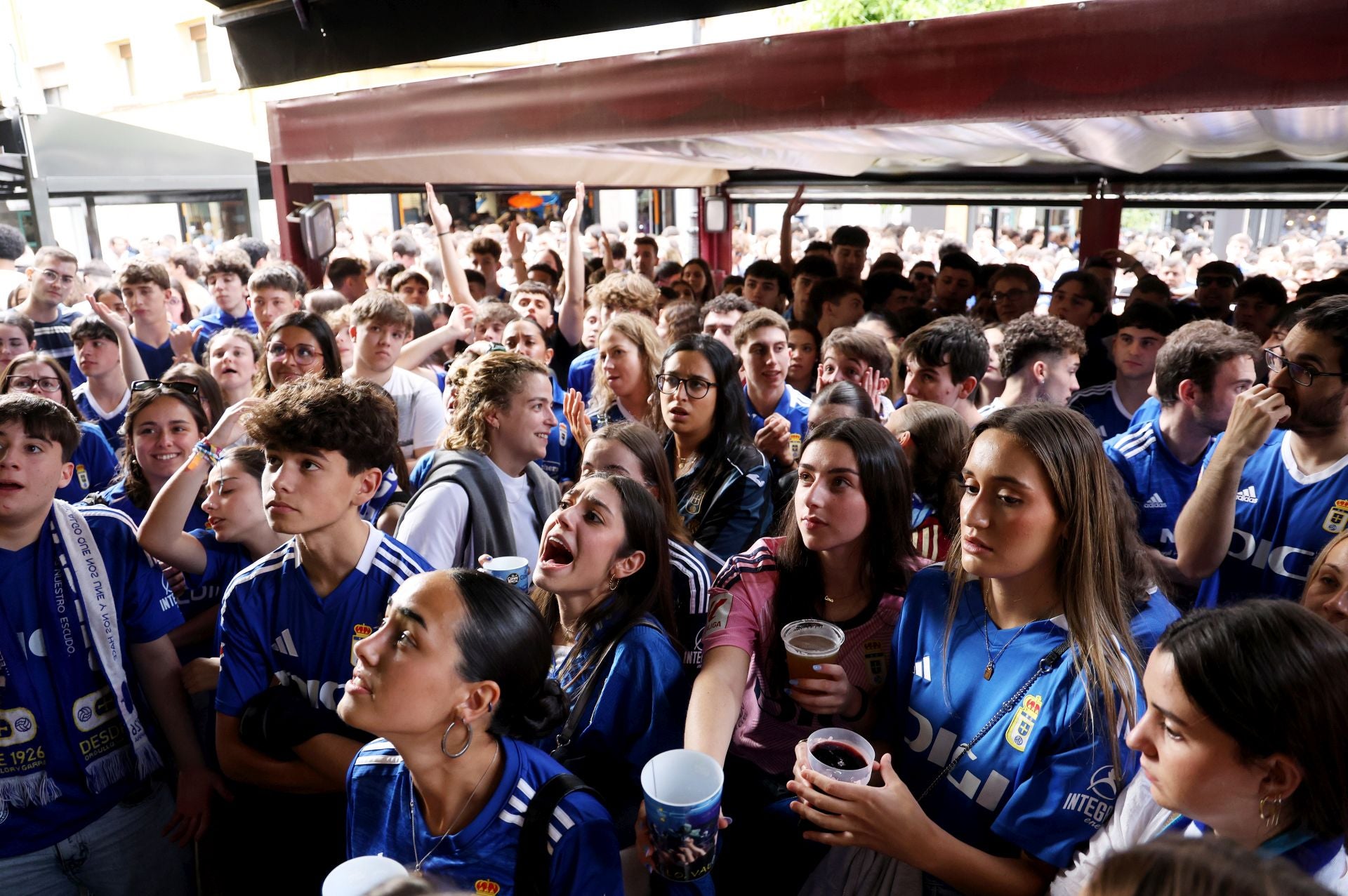 Nervios a flor de piel en los bares de Oviedo durante el Mirandés - Real Oviedo