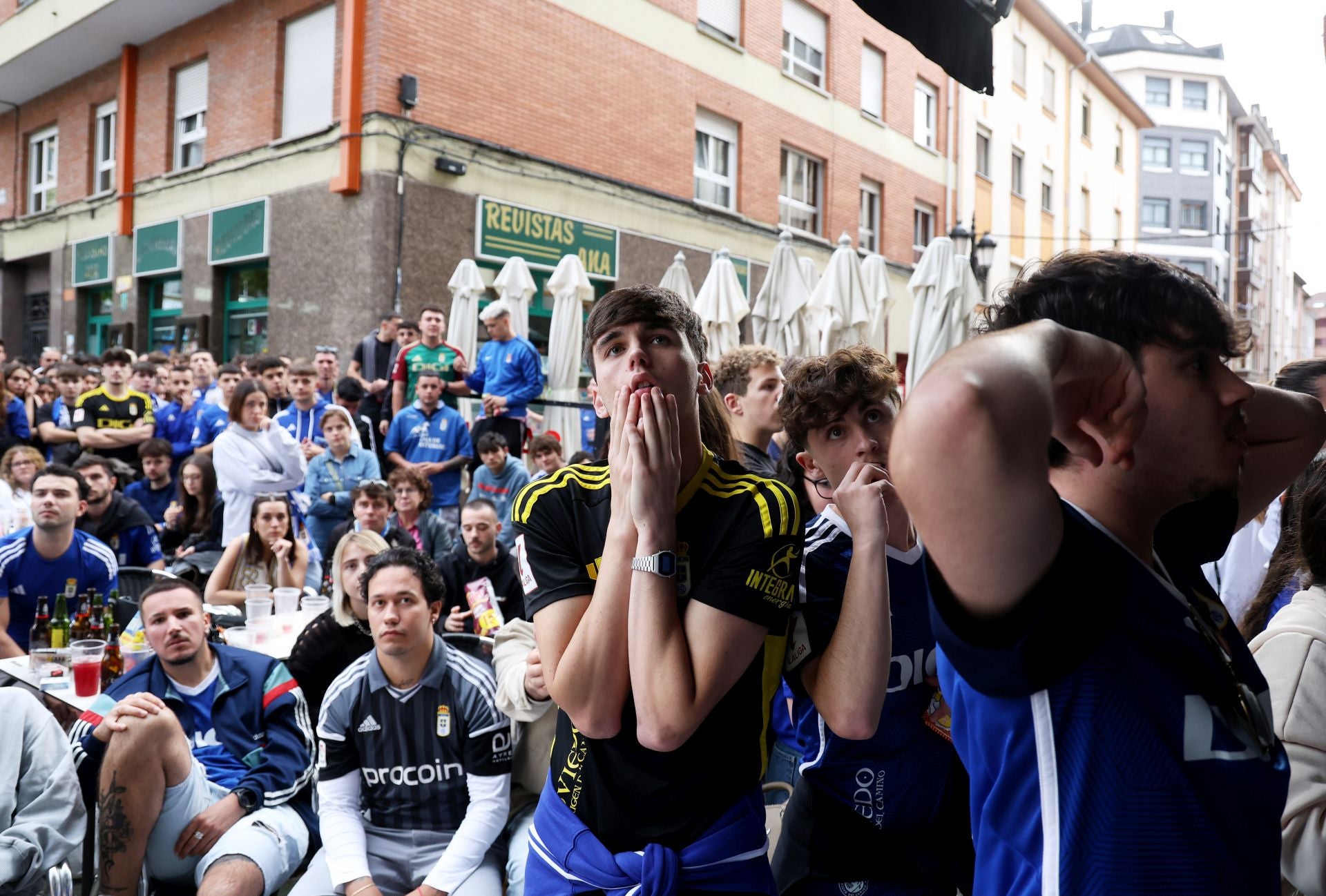 Nervios a flor de piel en los bares de Oviedo durante el Mirandés - Real Oviedo