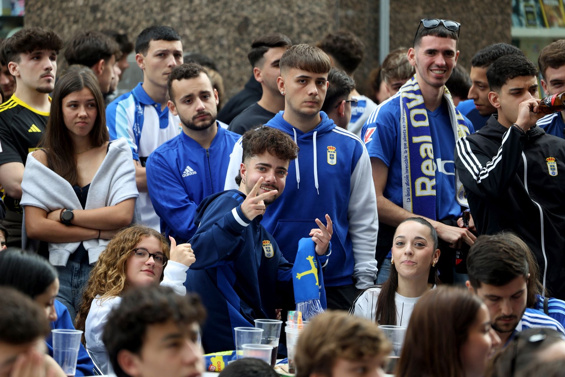 Nervios a flor de piel en los bares de Oviedo durante el Mirandés - Real Oviedo