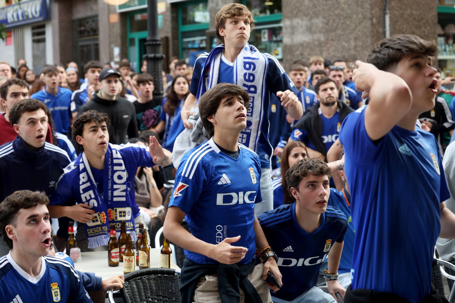 Nervios a flor de piel en los bares de Oviedo durante el Mirandés - Real Oviedo