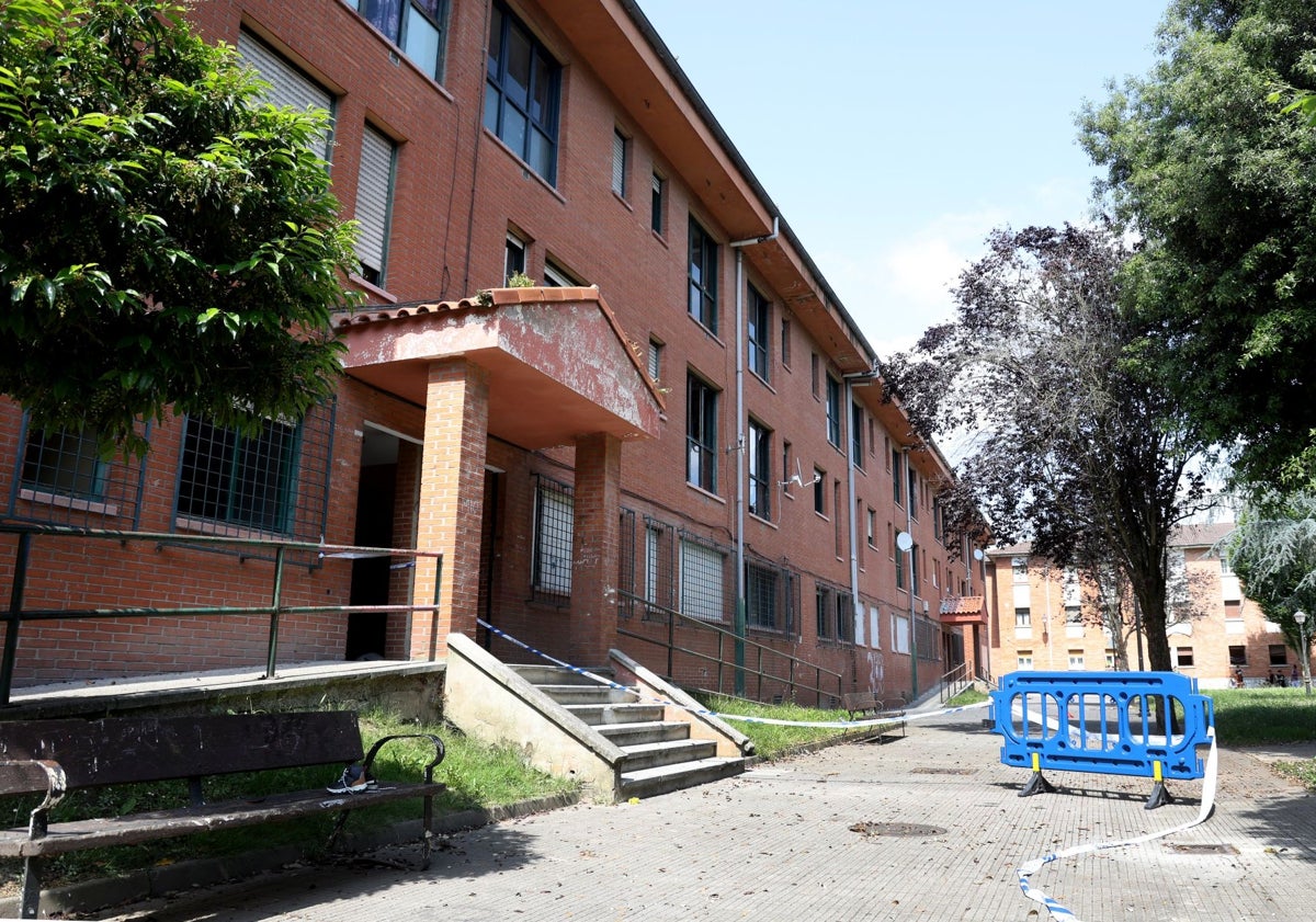 Imagen principal - Cae el tejado de un edificio de Vipasa en Oviedo