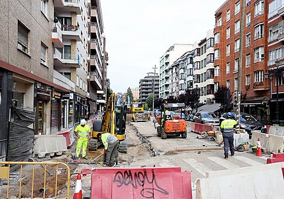 Los operarios trabajando en la avenida de Galicia.