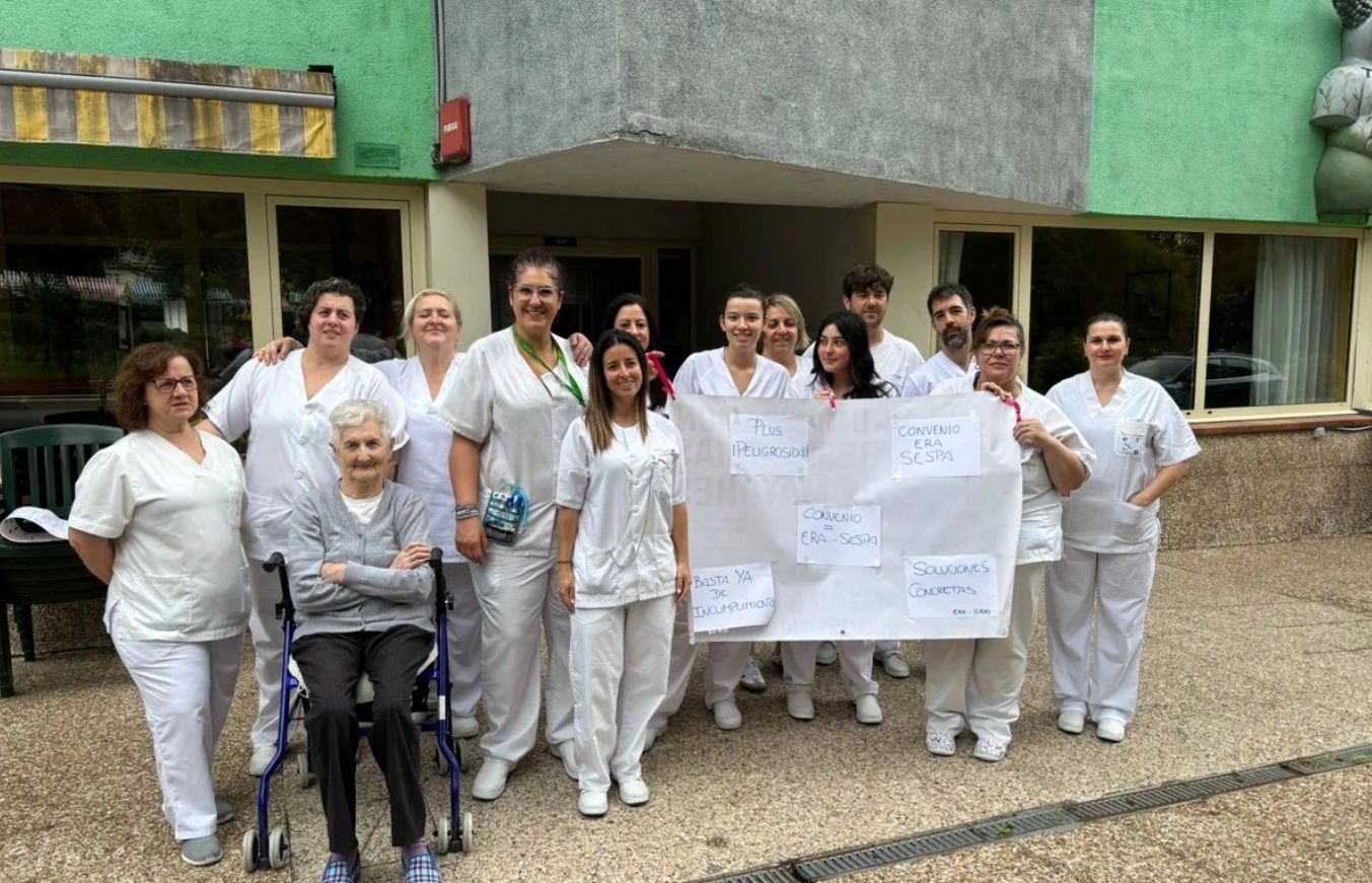 Los trabajadores de la residencia de ERA en Grado, uniéndose a las concentraciones organizadas la semana pasada