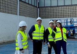 El alcalde de Villaviciosa, segundo por la derecha, junto a Espina, en mayo, en el Colegio Maliayo.