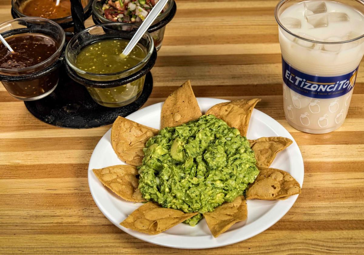 Un plato de nachos con guacamole.