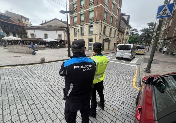 Agentes de la Policía Local de Siero, en La Pola.