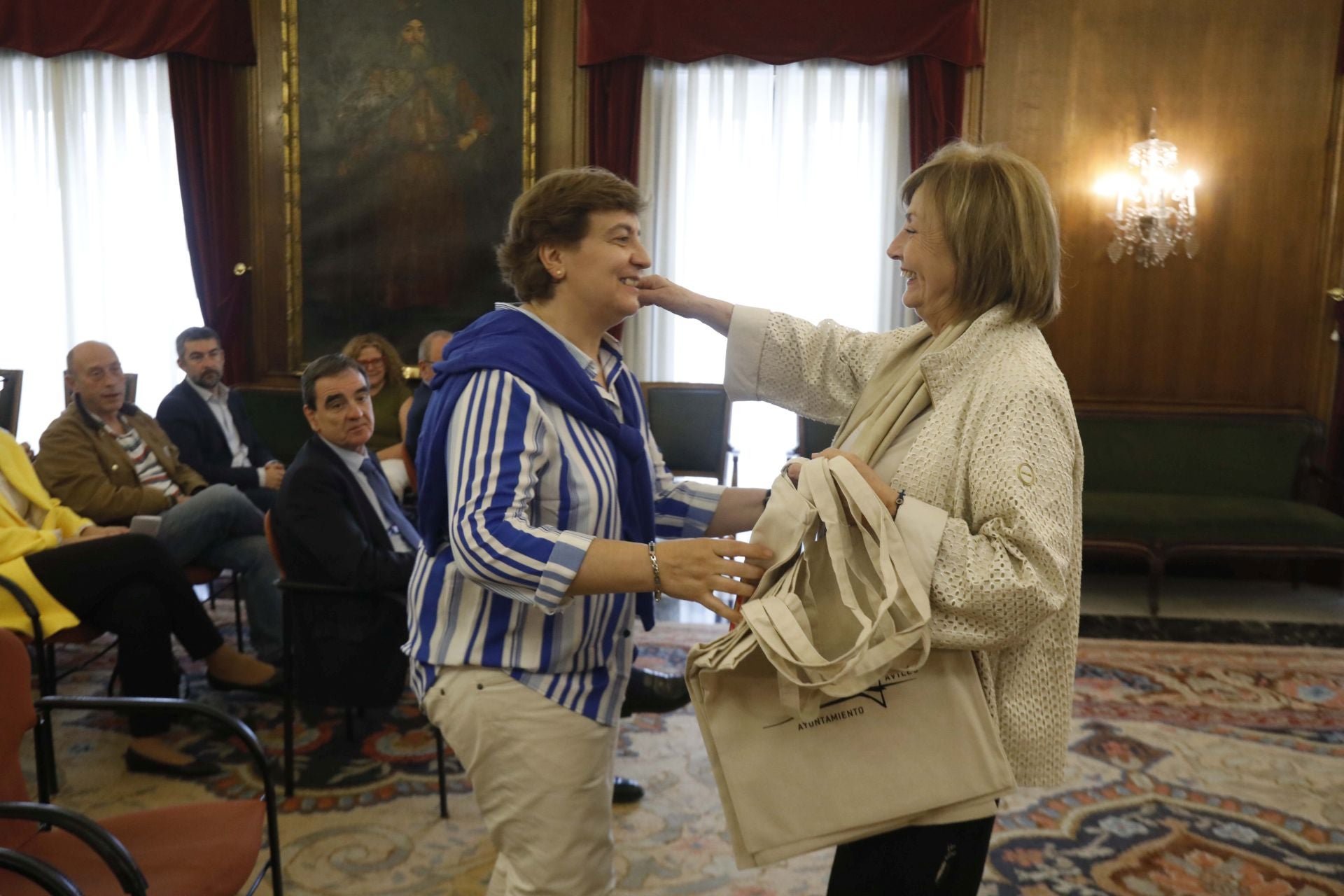 Recepción en el Consistorio a los premios de LA VOZ DE AVILÉS