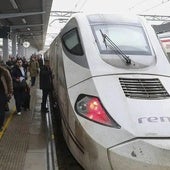 Pasajeros del AVE en la estación de Gijón.