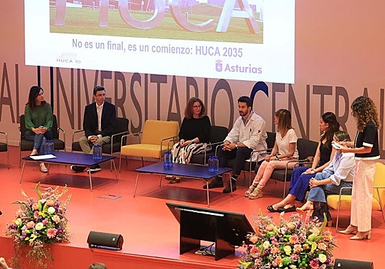 Un momento de la mesa redonda en la que participaron varios profesionales, pacientes, voluntarios y estudiantes.