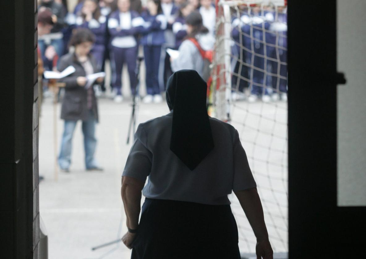Una hijas de la caridad frente al patio del colegio de La Milagrosa.