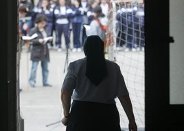 Una hijas de la caridad frente al patio del colegio de La Milagrosa.