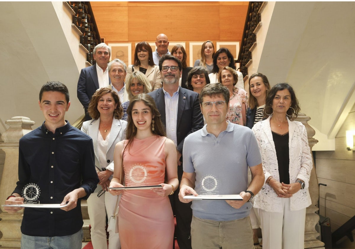 Borja Suárez, Ángela Riestra y Adolfo Vallina (representando a su hija Malena Vallina), junto a familiares, profesorado, miembros del Club Rotario y autoridades.