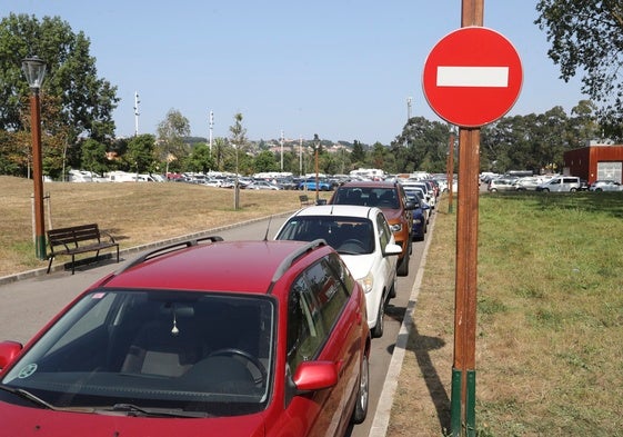 El parque Hermanos Castro atestado de coches el pasado mes de agosto coincidiendo con la Feria de Muestras.