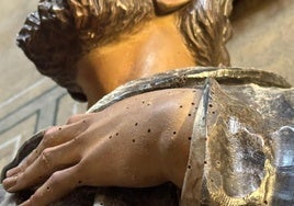 Detalle de la carcoma en la mano de San Francisco Javier.