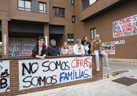 Parte de los vecinos del bloque de la calle Río Piloña afectados por la amenaza de desahucio de la Sareb, frente a sus viviendas.