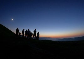 El concejo de Aller se convertirá durante los días 20 y 28 de junio en el escenario perfecto para disfrutar de una experiencia ecoturista en toda regla. La propuesta combina el disfrute de la astronomía con el buen comer y el senderismo más tranquilo.
