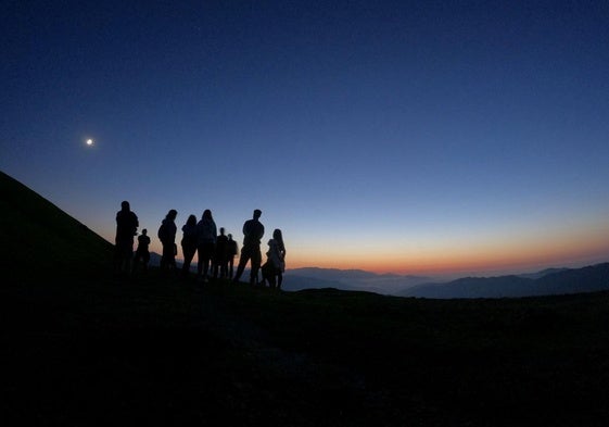 El concejo de Aller se convertirá durante los días 20 y 28 de junio en el escenario perfecto para disfrutar de una experiencia ecoturista en toda regla. La propuesta combina el disfrute de la astronomía con el buen comer y el senderismo más tranquilo.
