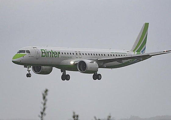 Una aeronave de Binter, a punto de tomar tierra en el aeropuerto de Asturias.
