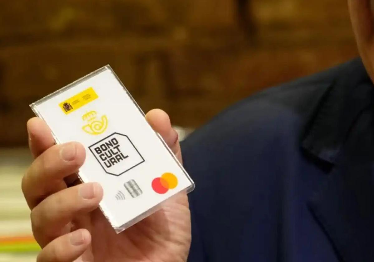 Miquel Iceta con el Bono Cultural Joven de 400 euros para jóvenes de 18 años.