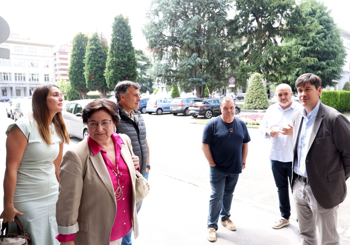 El consejero Borja Sánchez, a la derecha, acompañado por los representantes municipales, empresariales y sindicales, antes de la reunión.