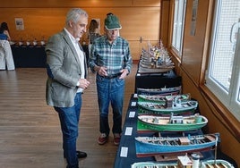 El alcalde de Carreño y el artista, en la exposición.