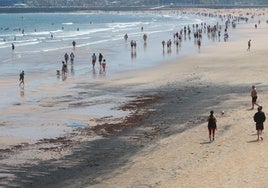 Restos de carbón en la playa de San Lorenzo, el pasado mes de mayo.