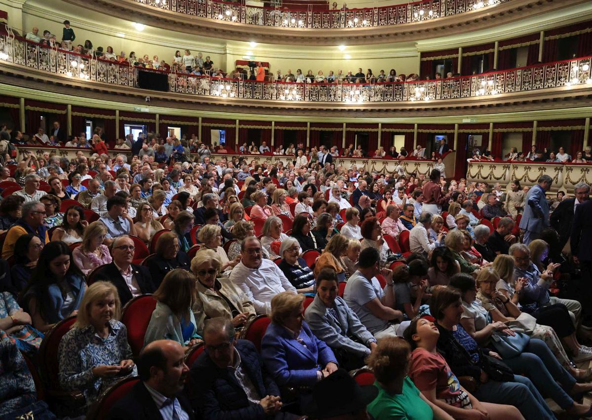 Imagen secundaria 1 - Arriba, la madre de Javi junto a la consejera de Salud, Concepción Saavedra; a la izquierda, público asistente a la gala y a la derecha, un momento del recital.