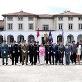 Policías, autoridades y familiares de víctimas del terrorismo en el patio del cuartel.
