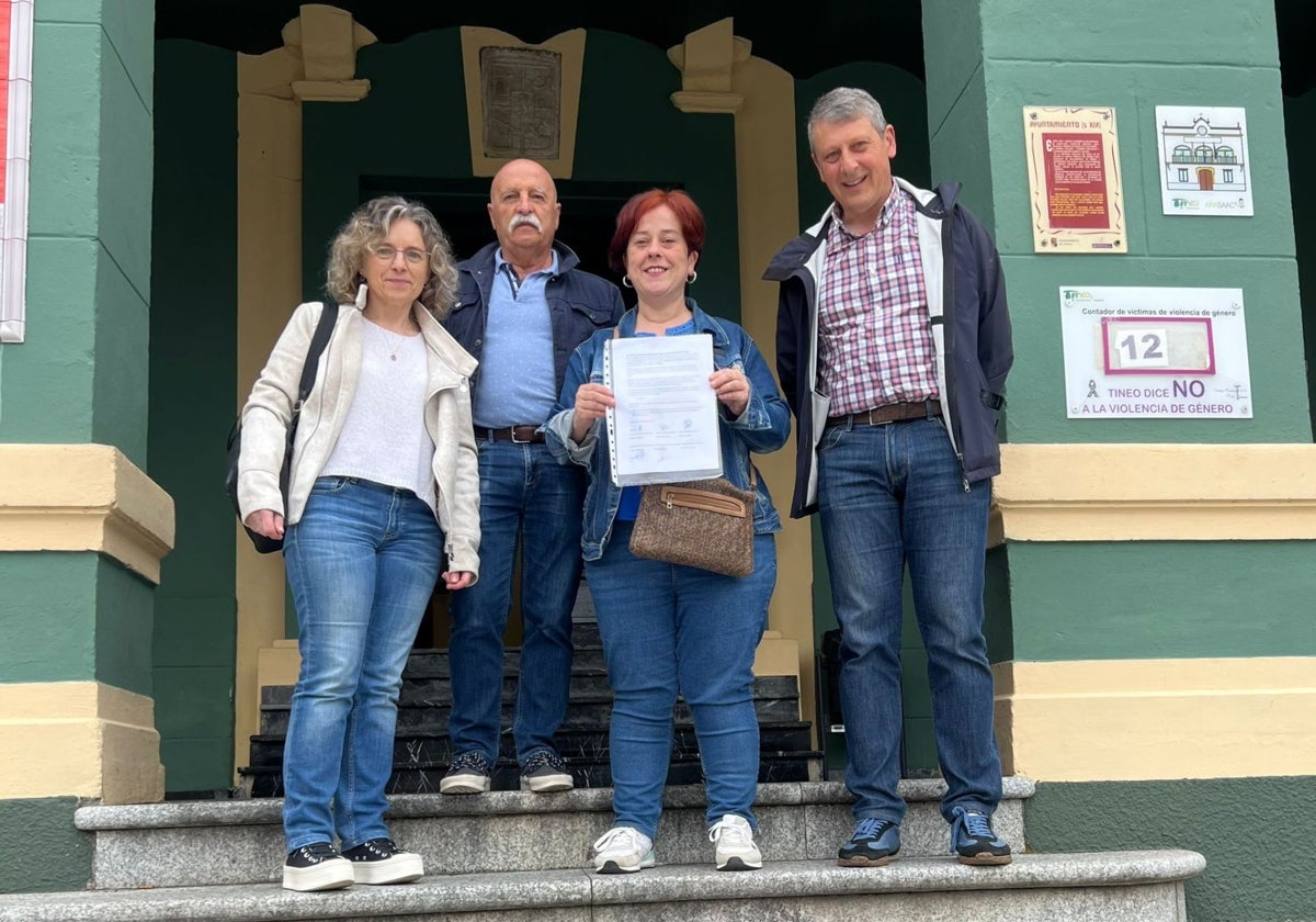 Los concejales de IU y PSOE, ante la puerta del Ayuntamiento de Tineo, tras registrar la petición de pleno extraordinario y monográfico.