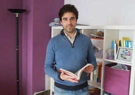 José Ángel Caperán, coach deportivo, en su consulta de Gijón.