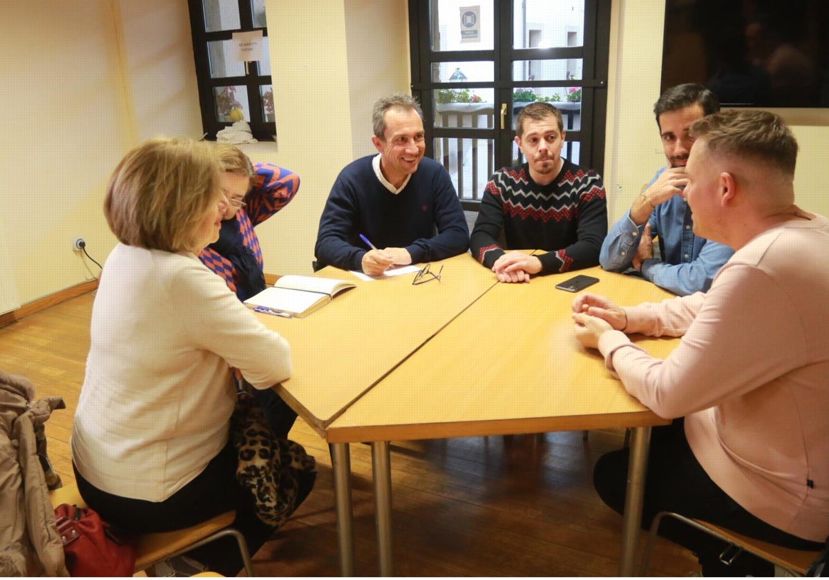 Ovidio Zapico, reunido con asociaciones de las zonas tensionadas de Gijón.