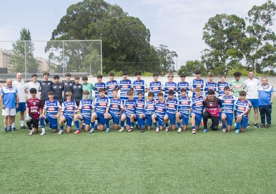 Foto de los equipos juvenil, cadete e infantil de fútbol campo, acompañados por los técnicos Fernando Tamargo (a la izquierda, segundo entrenador del infantil); a su lado, Eduardo Fernández (segundo entrenador del cadete), Jorge Ron (entrenador del juvenil, a la derecha) e Iván Guardado (primer entrenador del cadete, junto a Ron). También hay que citar a Noel Soto, primer entrenador del infantil A.
