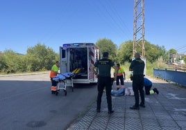 El herido, en el suelo, mientras es atendido por los servicios sanitarios bajo el puente en Meres.