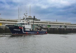 Una embarcación a su llegada al muelle pesquero de Avilés.