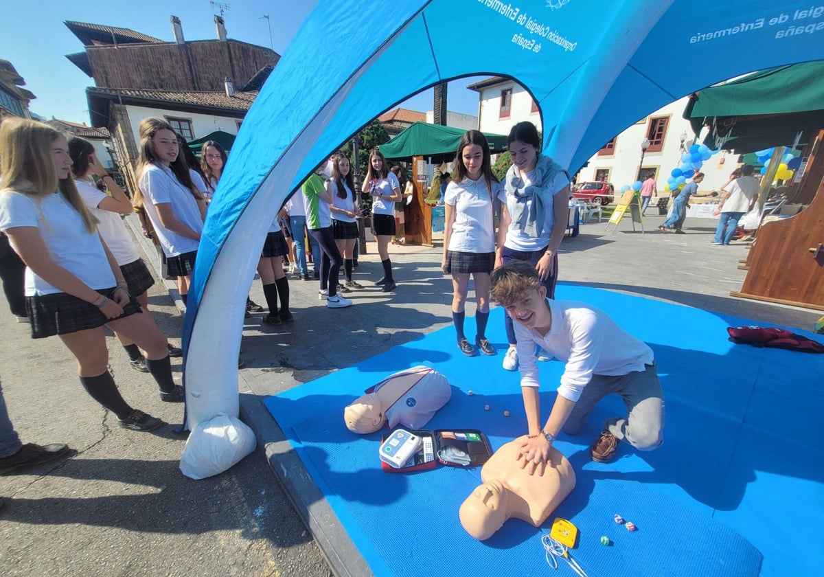 Un alumno del San Rafael practica una maniobra de reanimación.