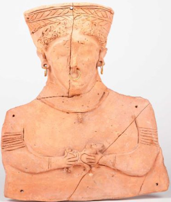 Imagen secundaria 2 - Montaje en el Museo Arqueológico Nacional y algunas de las piezas previstas en la exposición.