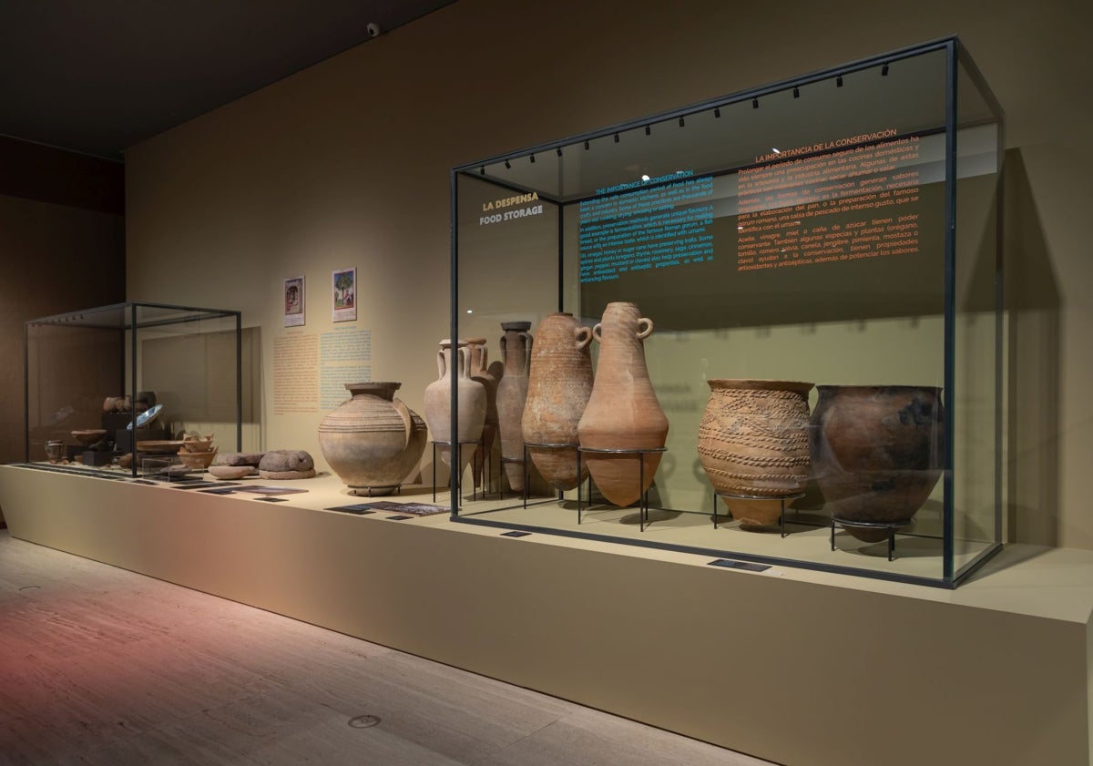 Imagen principal - Montaje en el Museo Arqueológico Nacional y algunas de las piezas previstas en la exposición.