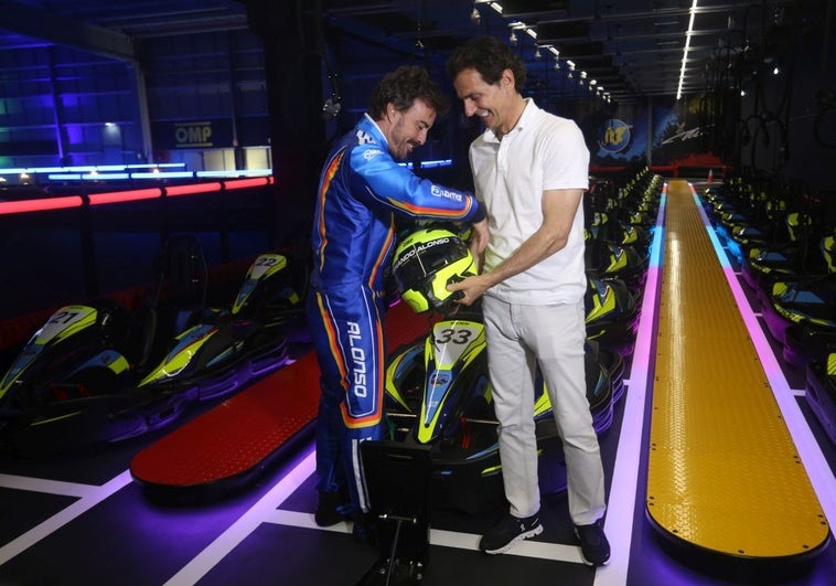 Fernando Alonso inaugura la nueva pista de karts indoor