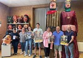 La directiva, con los gigantes y los cabezudos.