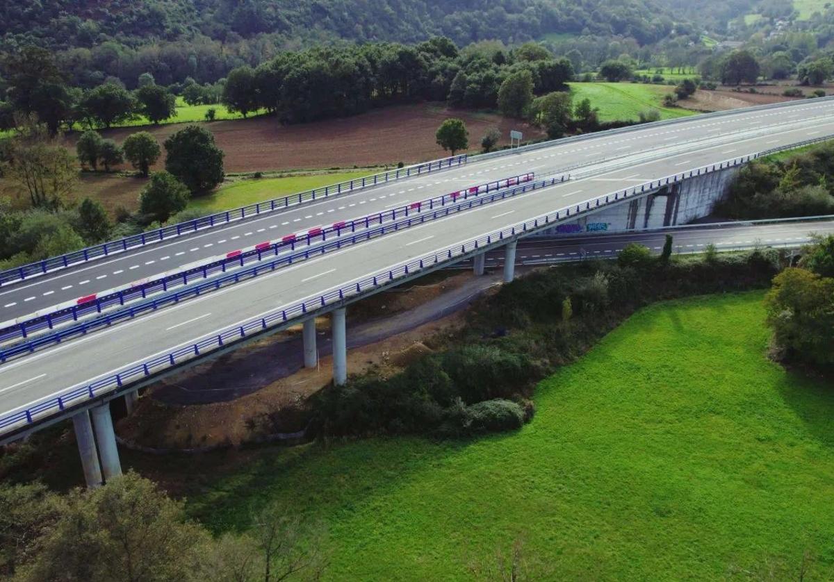 Imagen facilitada por el Ministerio de Transportes para anunciar la apertura del tramo de la autovía Salas-La Espina en el que, al parecer, influyó la trama corrupta.