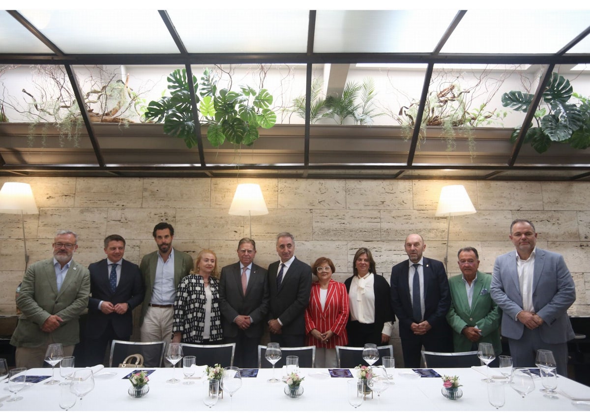 Alfredo García Quintana, José Luis Almeida, Pablo García, Marta Suárez, Alfredo Canteli, Luis Alberto Martínez, María Jesús Gil, Gimena Llamedo, Juan Cofiño, Pedro Morán y Carlos Paniceres en Casa Fermín.